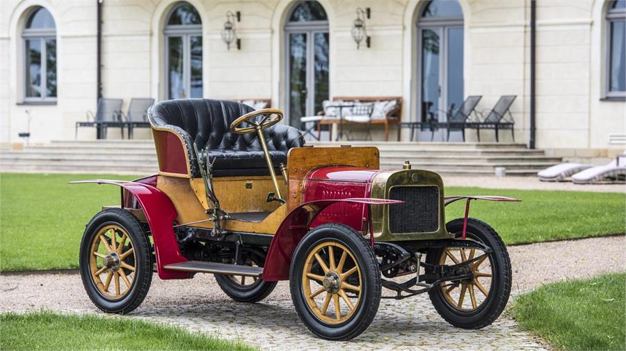 En 1905 Laurin & Klement lanzó al mercado su primer automóvil el Voiturette A en imagen. Antes la compañía había fabricado bicicletas y motocicletas.