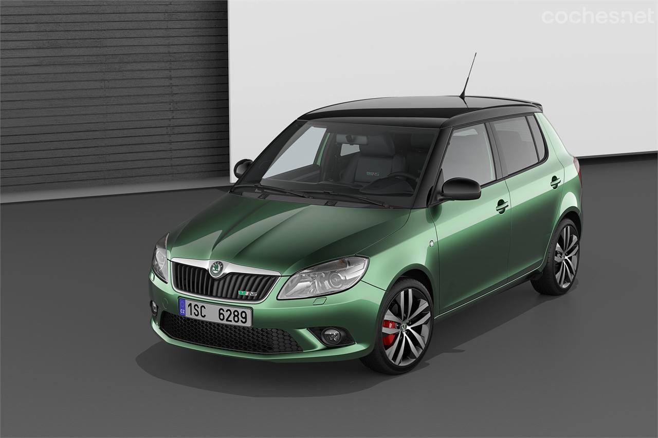 La segunda generación del Fabia RS hizo acto de presencia en 2010 animada por un motor de 1,4 litros sobrealimentado por un turbo y por un compresor volumétrico que rinde 180 CV.