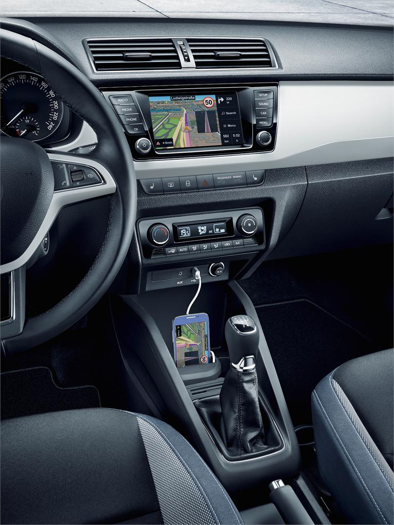 Sin excusas para no conectar el smartpone: MirrorLink, CarPlay y Android Auto disponibles.