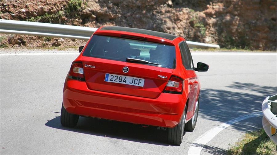 Tanto el Skoda como el Volkswagen te permiten practicar una conducción pausada pero responden con contundencia cuando lo necesitas. 
