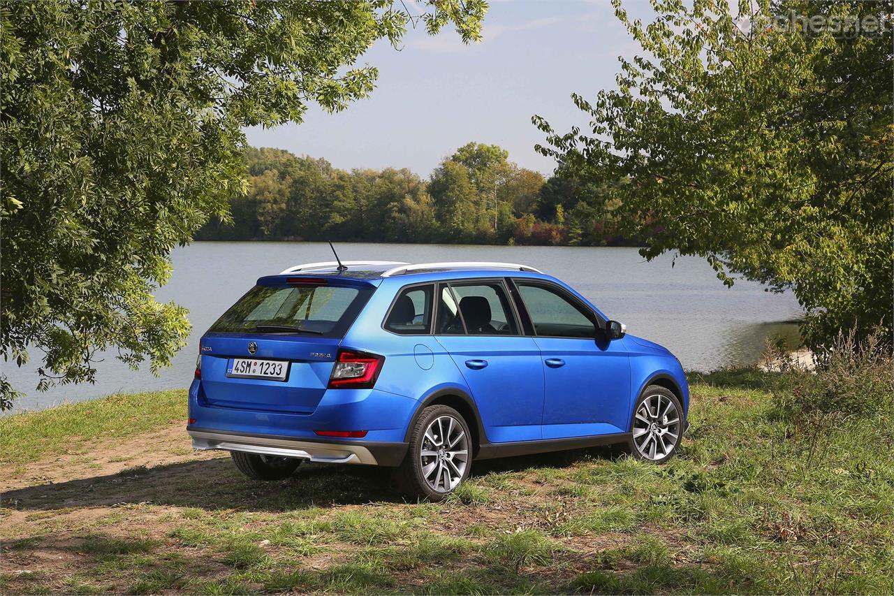 El Skoda Fabia Combi Scoutline tiene un look más off-road gracias a sus detalles exteriores al estilo crossover. 