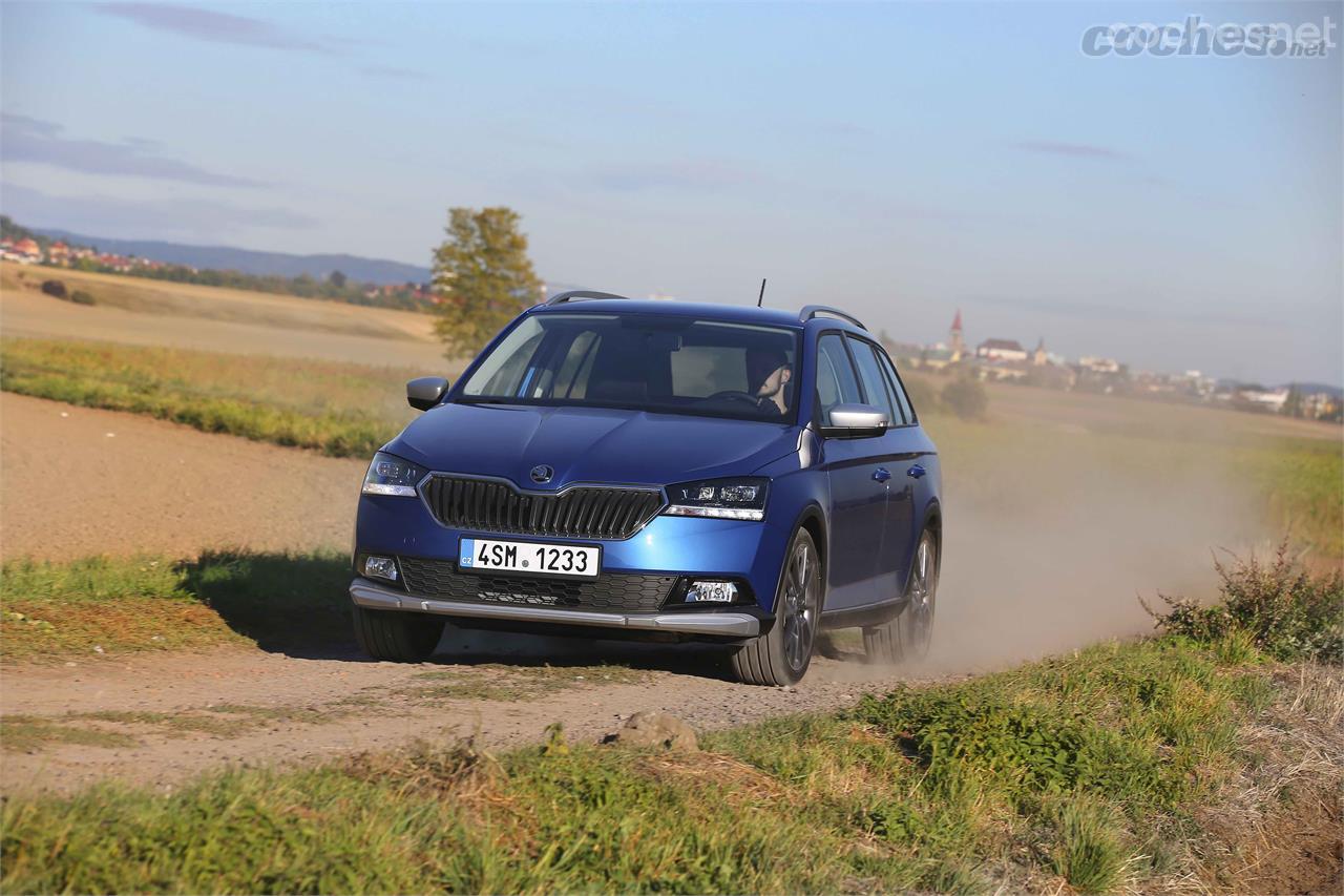 Aunque tiene un aspecto más de todocamino, no deja de ser un Skoda Fabia familiar convencional. 