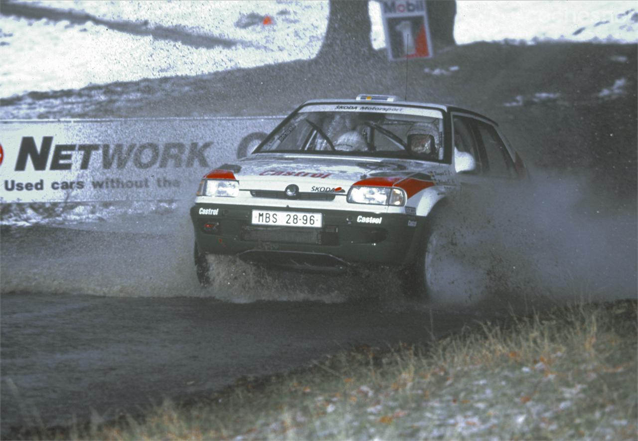 Skoda subió por primera vez al podio en un rally del mundial gracias al brillante papel que hizo Stig Blomqvist al volante de su Felicia Kit Car en el RAC Rally de 1996.