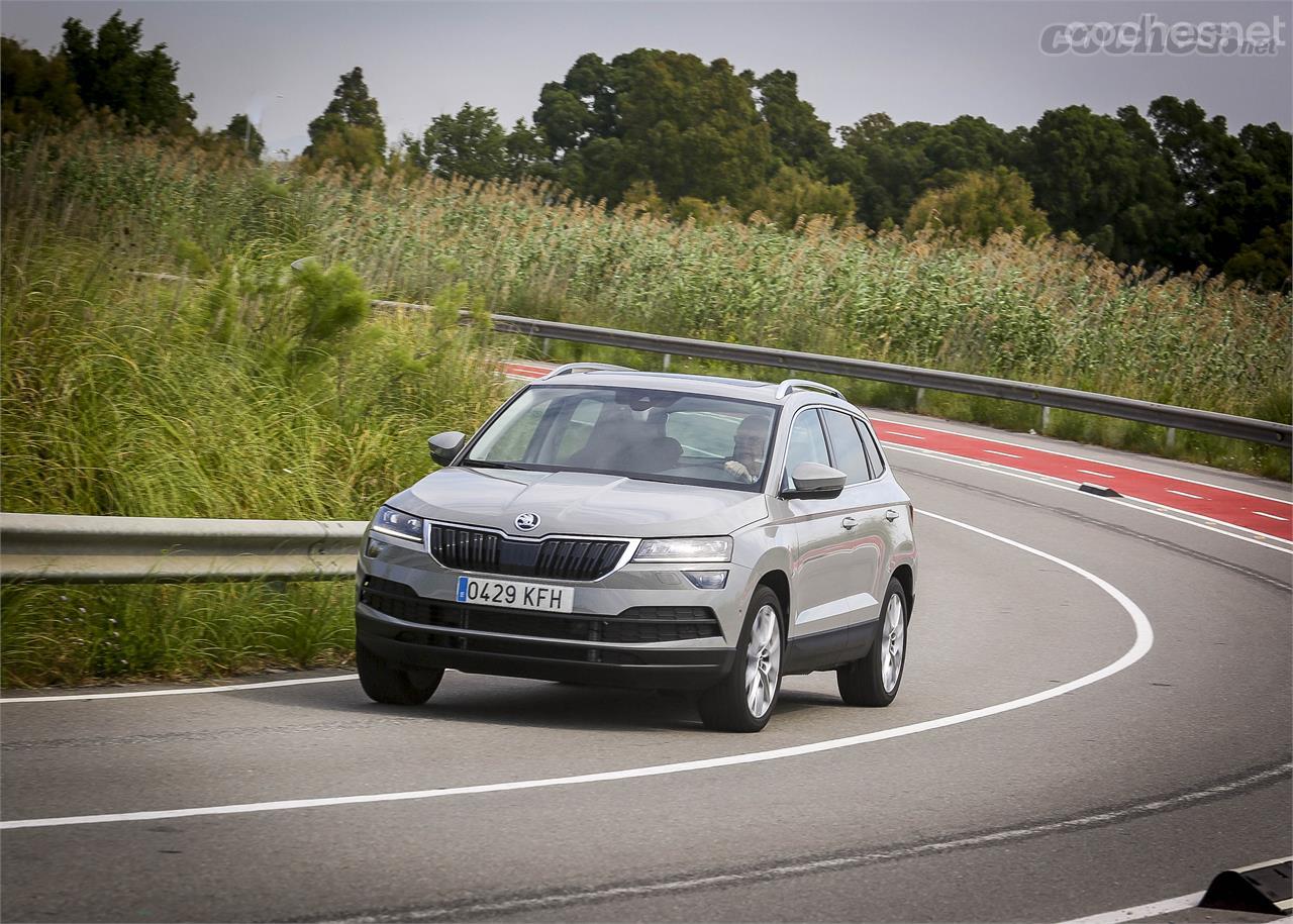 Desde el punto de vista estético, el modelo mantiene la línea visual de su hermano mayor, el Kodiaq.
