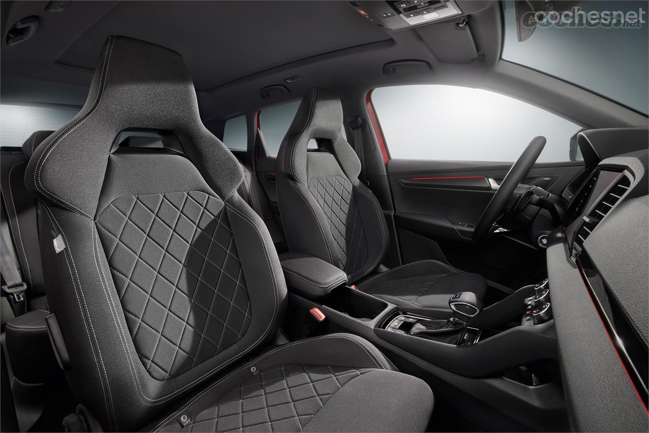 El Sportline tiene un interior en colores más oscuros y sus asientos son deportivos de serie.