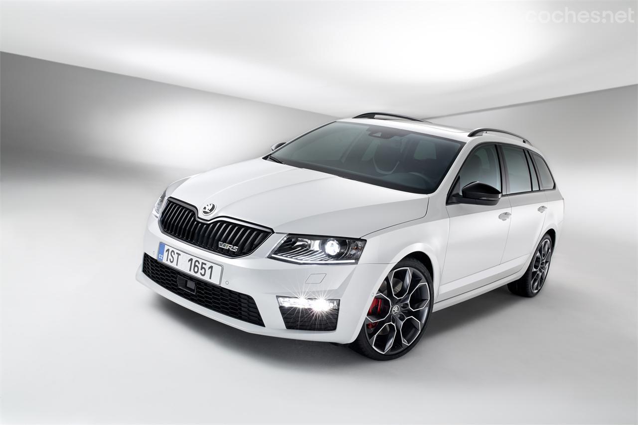 La línea del Skoda Octavia Combi RS actual, presentado en 2013 es realmente atractiva. Dos son los motores disponibles gasolina de 220 CV y diésel de 184 CV, ambos 2 litros turbo.