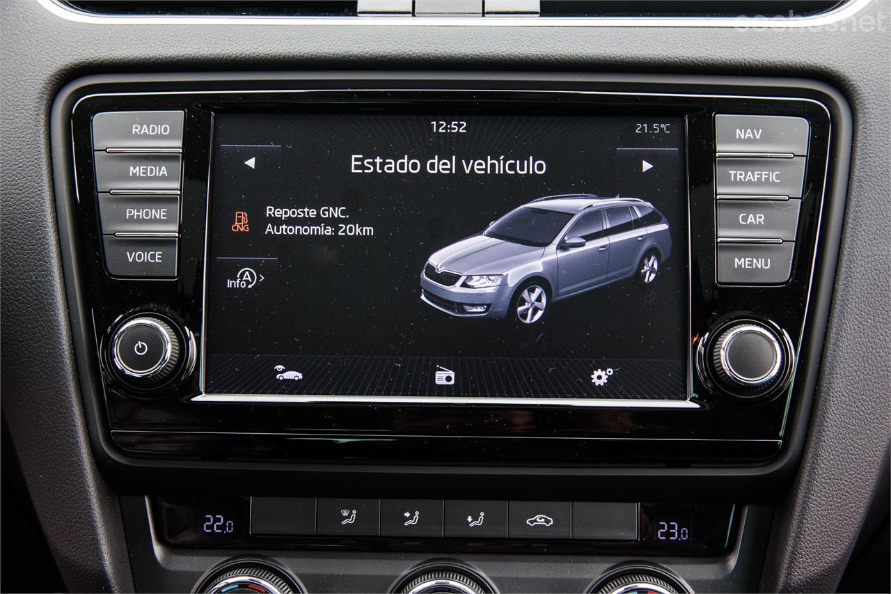 En la pantalla central podemos visualizar qué autonomía nos queda en el depósito de gas. Si lo agotamos, automáticamente el motor pasa a quemar gasolina. 