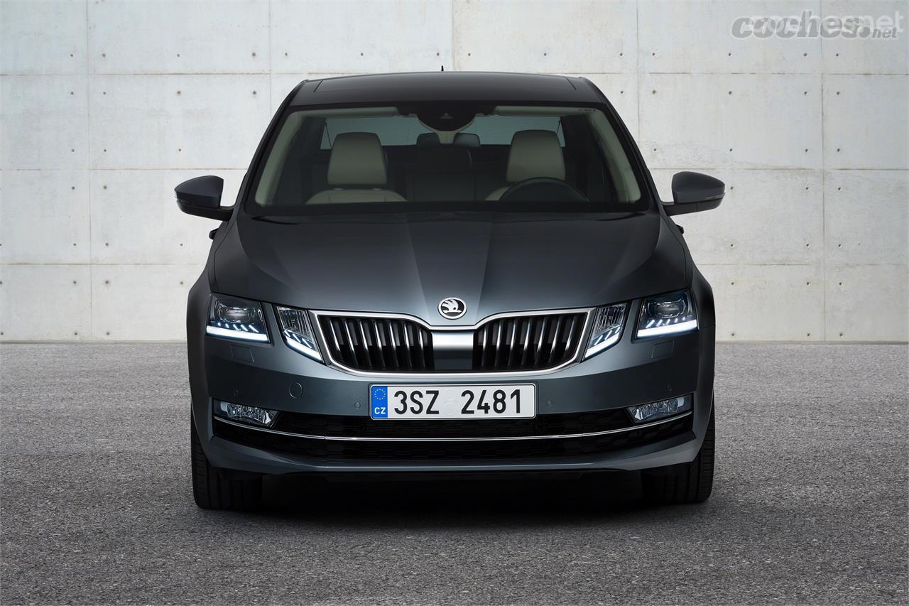 El frontal con los faros partidos al estilo del antiguo Mercedes Clase E sorprende en este Octavia que se aleja del resto de modelos recientes de la marca.