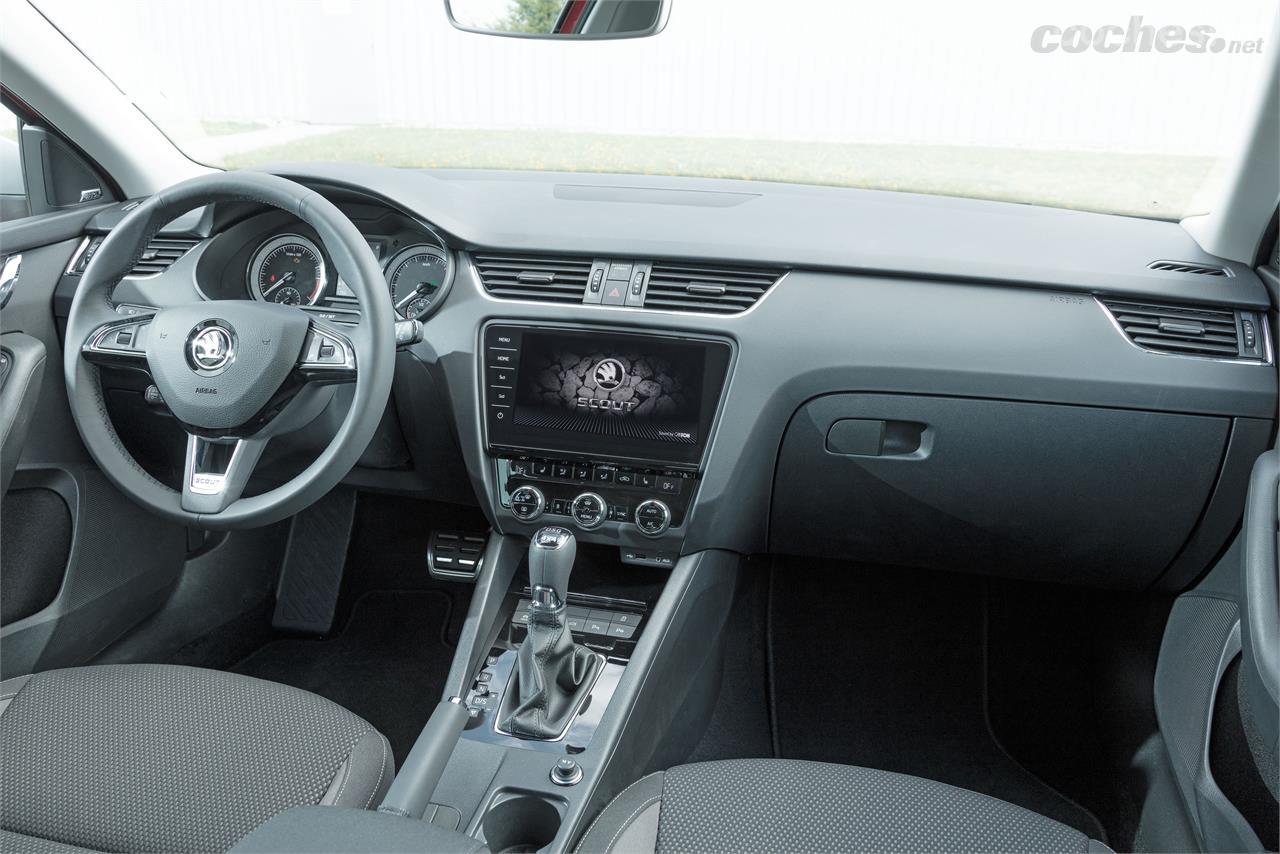 El interior del Skoda Octavia Scout tiene unos acabados más sencillos, acordes con su filosofía. 