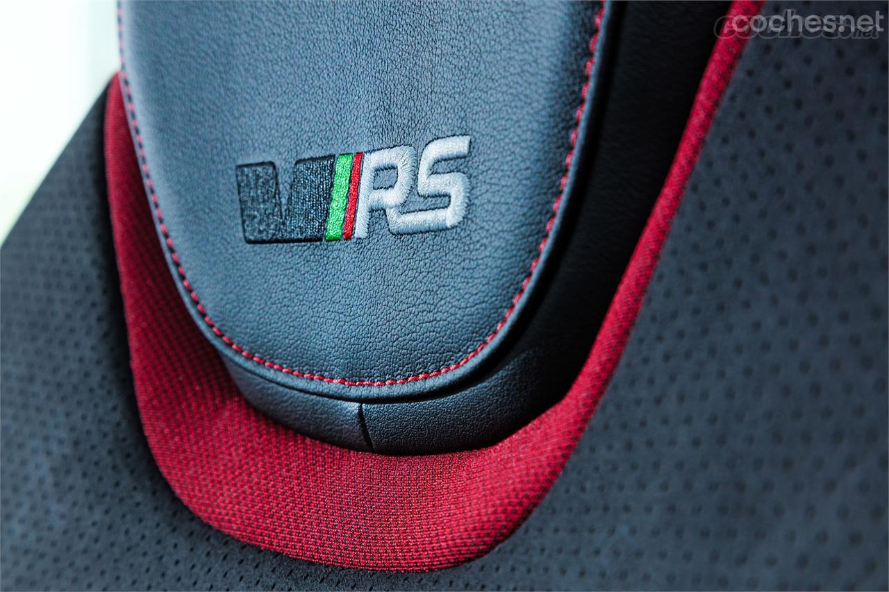 El Octavia RS tiene un interior con algunos detalles exclusivos, como este logo bordado en el cabezal del asiento.