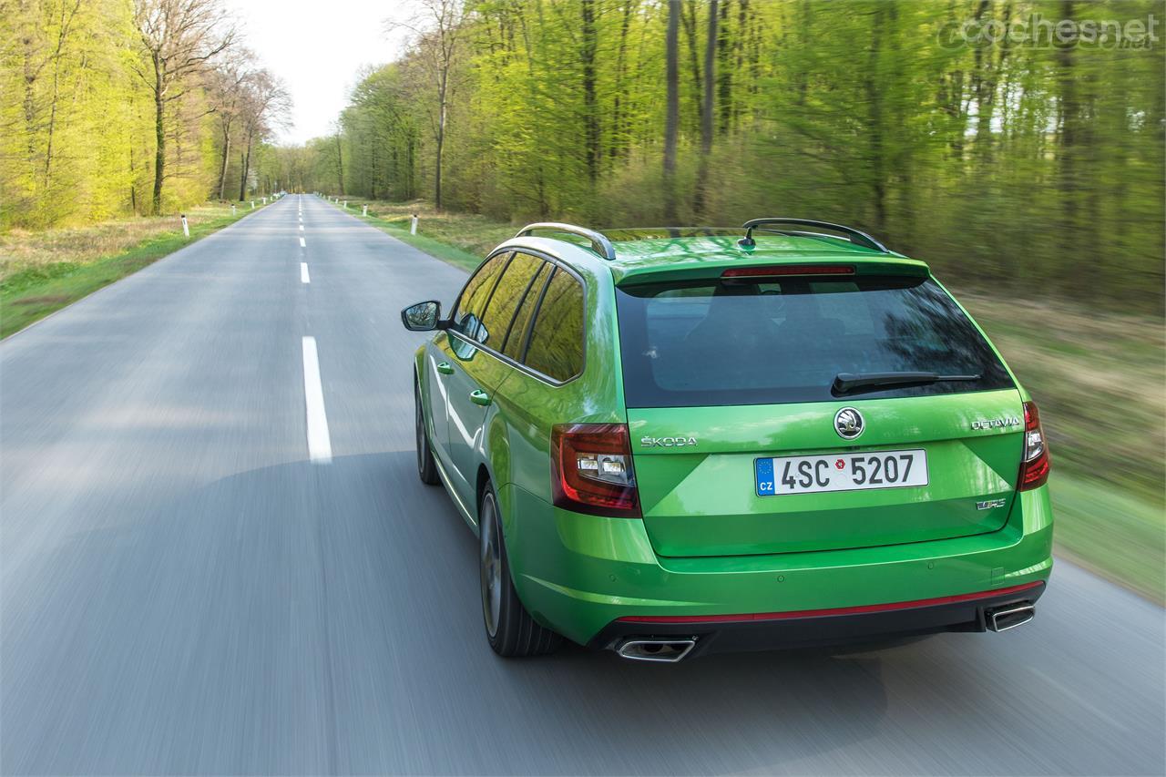 El Skoda Octavia RS se vende en carrocería sedán y Combi, con motor de gasolina y un diésel de 184 CV. 