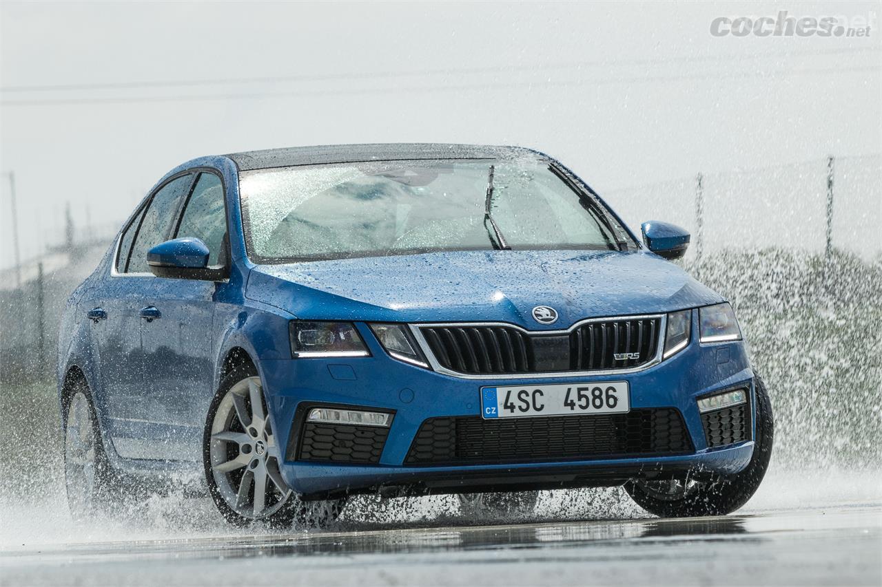 Con 230 CV, el Octavia RS aporta mayores sensaciones de conducción y una imagen más emotiva y atractiva. 