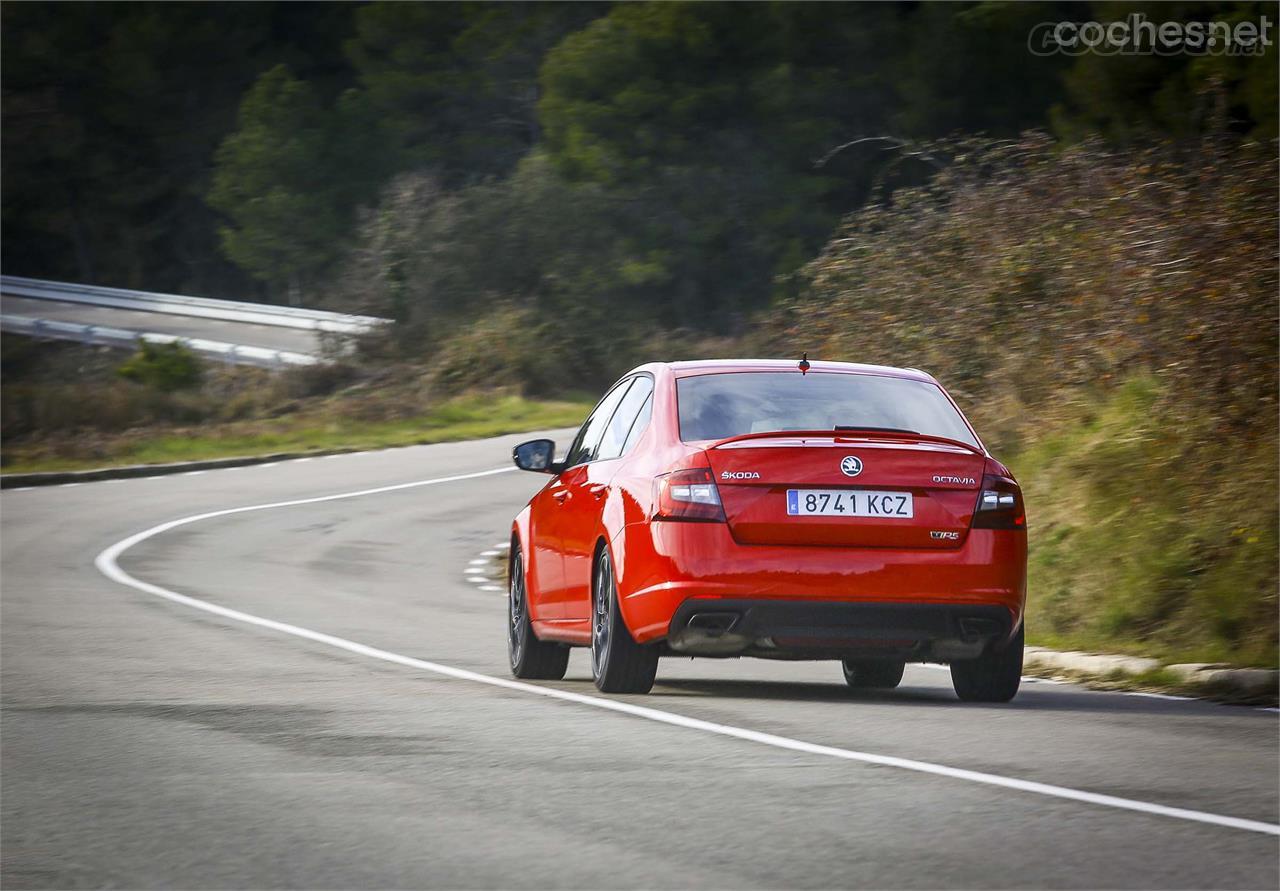 El Octavia RS 245 es efectivo tanto en una revirada carretera secundaria como en vía rápida.