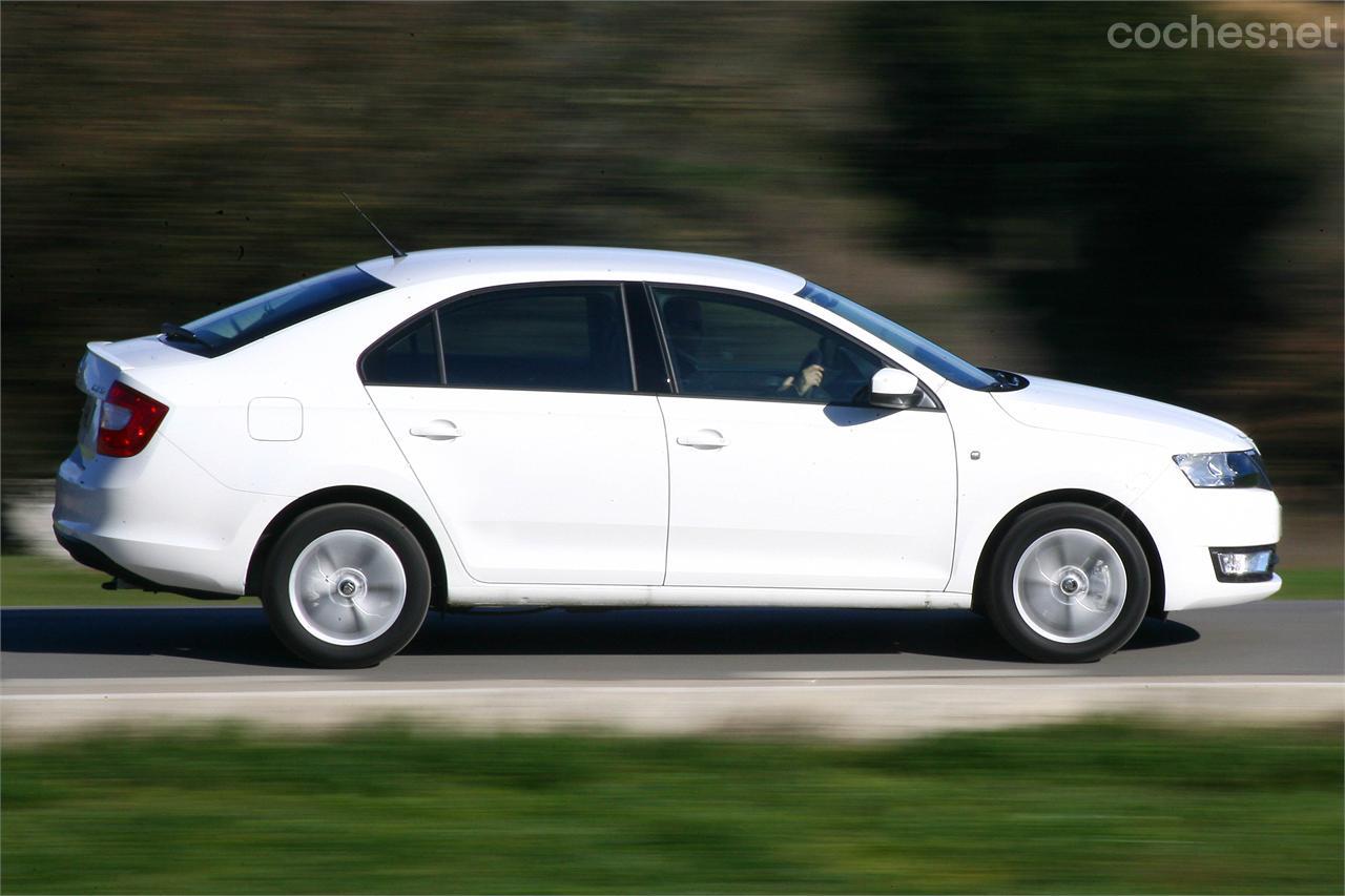 La silueta de este coche parece la de una berlina de tres volúmenes, pero en realidad es un compacto de 5 puertas. 