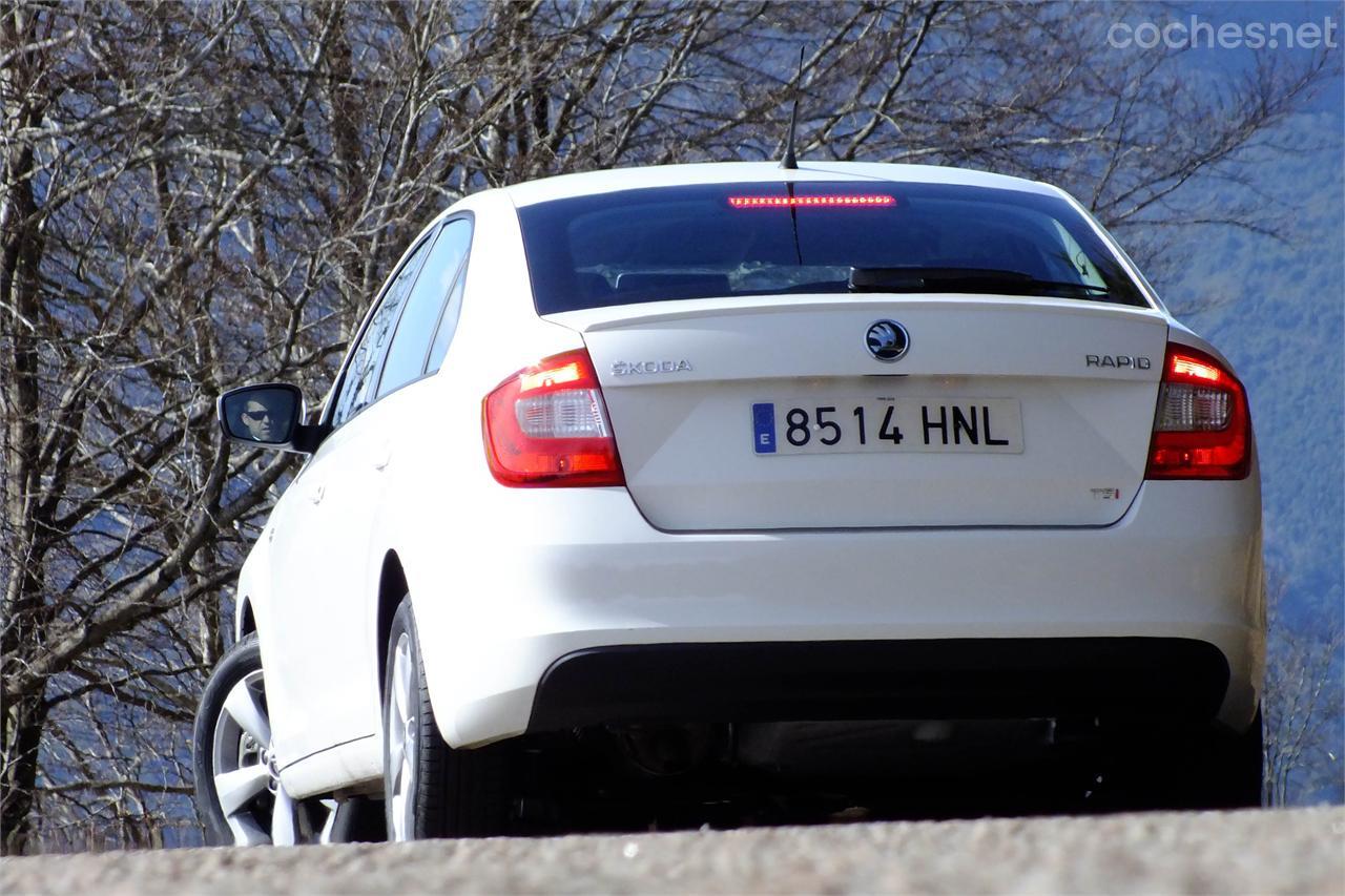 Visto por detrás es inconfundiblemente un Skoda. El nuevo logo y las ópticas con grafismo en forma de C le delatan. 