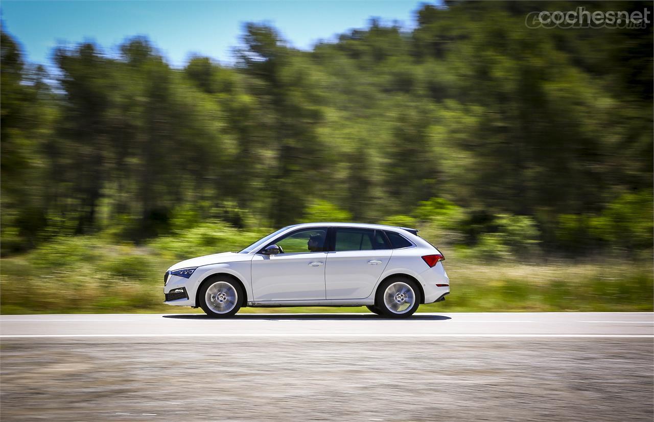 El ubicuo propulsor 1.0 TSI de 115 CV, desarrollado por el Grupo Volkswagen, también cumple adecuadamente en el compacto checo. 