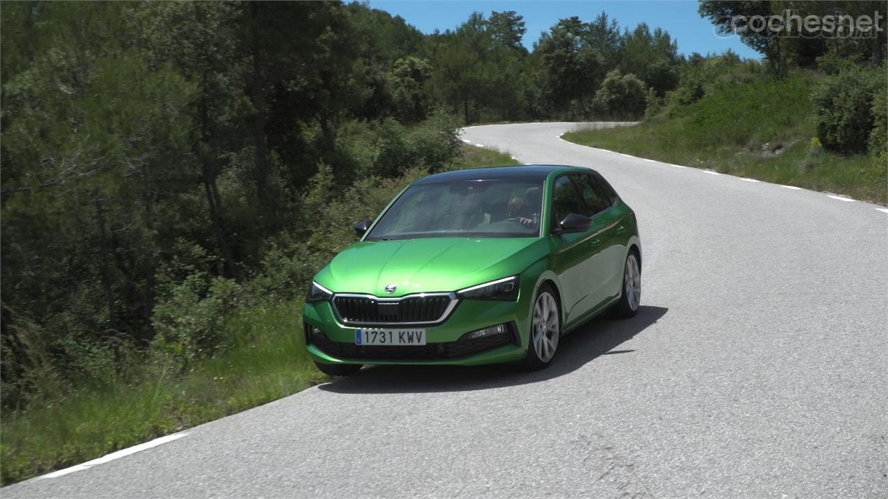 El Skoda Scala 1.6 TDI DSG tiene un buen comportamiento en carretera: es estable, apenas balancea y tiene una dirección directa y precisa. 