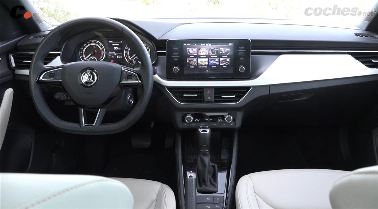 El interior del Skoda Scala 1.6 TDI tiene un diseño típico en el grupo Volkswagen, con líneas rectas, limpio y hasta cierto punto sobrio, pero con una sensación de calidad percibida muy buena. 