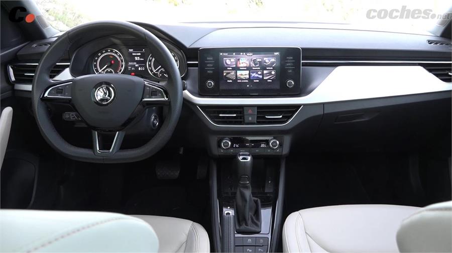 El interior del Skoda Scala 1.6 TDI tiene un diseño típico en el grupo Volkswagen, con líneas rectas, limpio y hasta cierto punto sobrio, pero con una sensación de calidad percibida muy buena. 