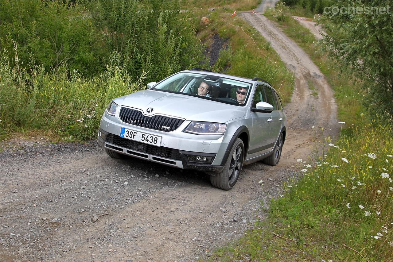 En nuestra prueba tuvimos la oportunidad de conducir durante más tiempo el Scout con el motor 2.0 TDI 150 CV. Esta es la única versión que monta el cambio manual.