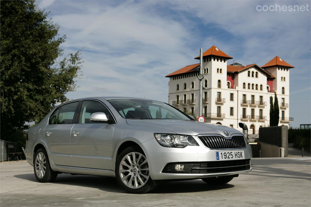 El Superb es una elegante berlina de gama alta generalista que comparte chasis con el Volkswagen Passat.