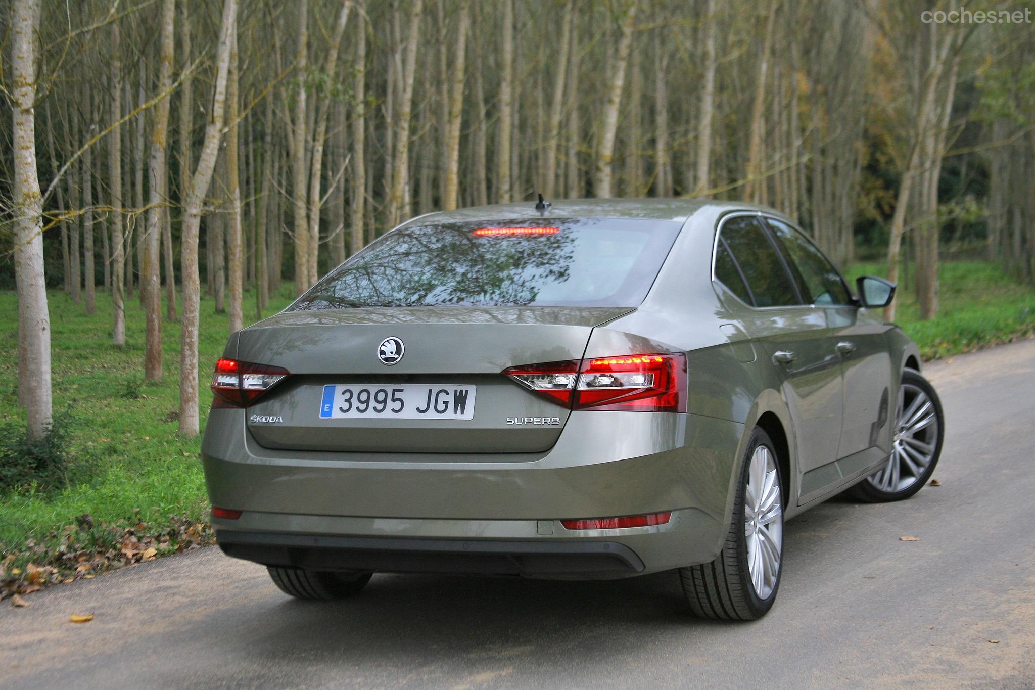 Relación calidad / precio, habitabilidad y capacidad de carga: estas han sido siempre las virtudes del Skoda Superb, a las que ahora hay que sumarles una estética muy lograda. [Fotos: Eloy García]