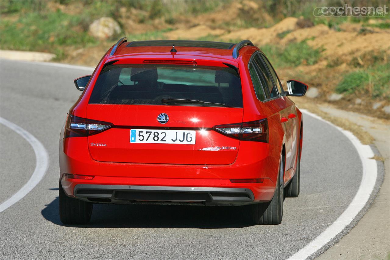 El Skoda Superb Combi muestra unas formas muy equilibradas y atractivas a primer golpe de vista. El portón trasero indica su condición de break. 