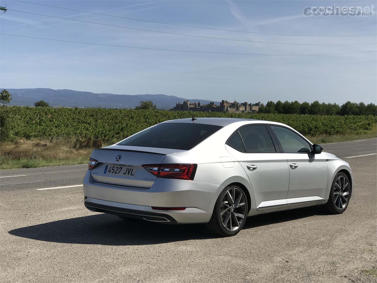 Las llantas de 19" y el acabado Sportline le sientan de cine al Superb. Ahora mismo es uno de los sedán más atractivos de su segmento.