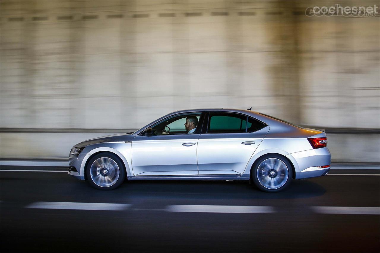 7,4 l/100 km en un trayecto de 800 kilómetros cargado a tope y con el climatizador a fondo. Un registro digno de un diésel de potencia equivalente pero con un gasolina!