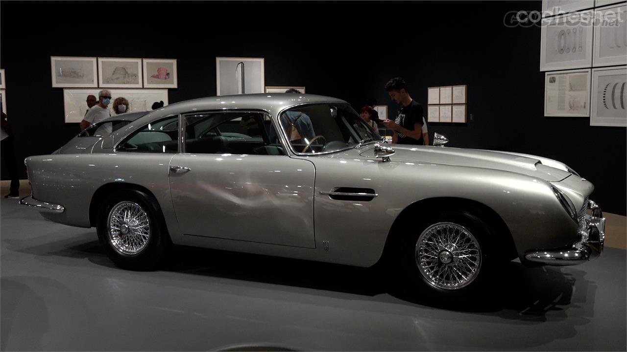 Este es uno de los 3 Aston Martin DB5 que se usaron en el rodaje de la película Goldfinger, en la que Sean Connery interpretaba el personaje de James Bond.