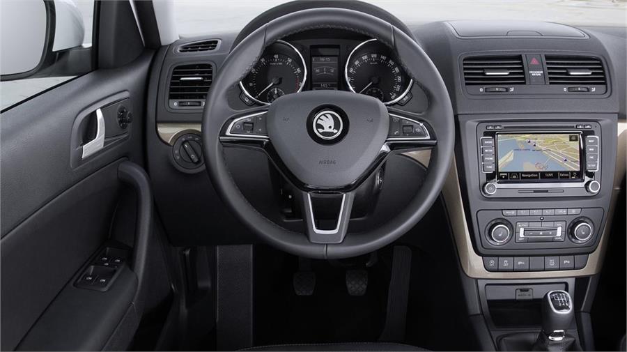 El interior es de mayor calidad y ofrece mayores facilidades de manejo de los mandos con los nuevos volantes, si bien el diseño general del tablero apenas cambia.