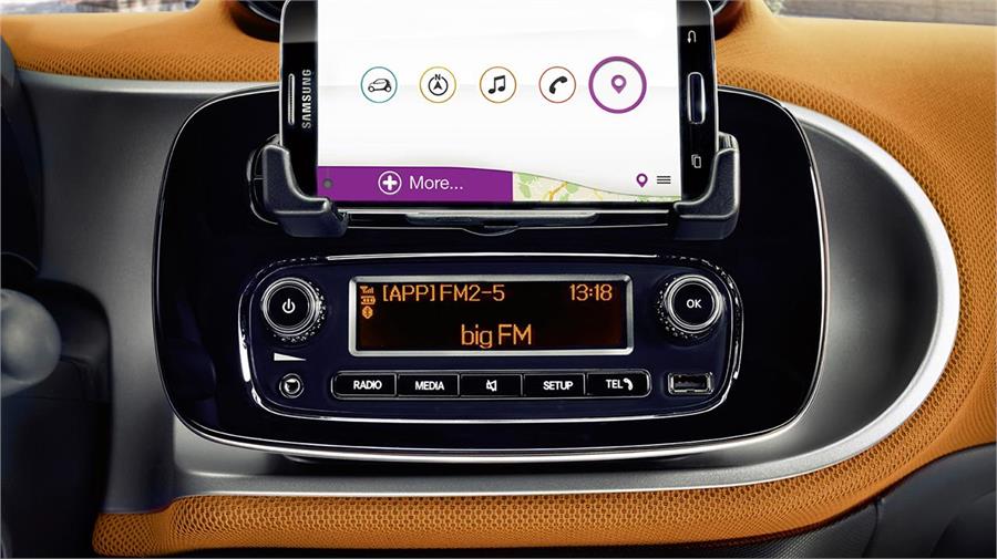 Nueva radio CD y soporte para integrar las funciones del smartphone al vehículo.