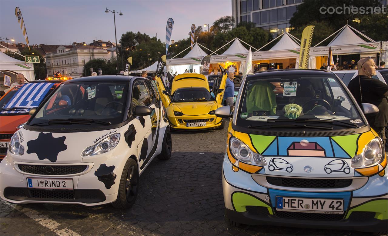 Decoraciones para todos los gustos. Algunos han optado por el tunning y otros por personalizar su coche con pegatinas y vinilos.