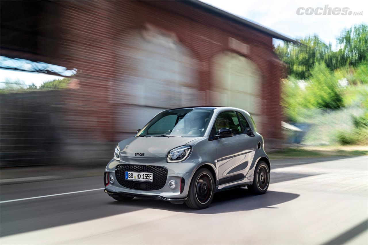 Los nuevos Smart tienen un frontal con faros y parrilla distintos. Este es un Fortwo Coupé