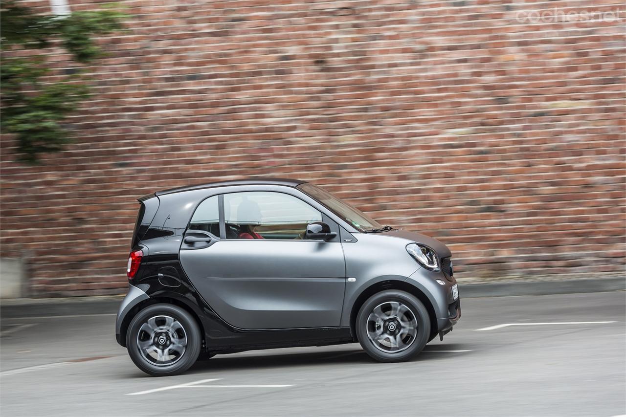 Los 90 CV se sientan fenomenal al Fortwo. Se muestra más potente y permite trayectos por vías rápidas a buen ritmo. El cambio Twinamic añade confort y suavidad de marcha.