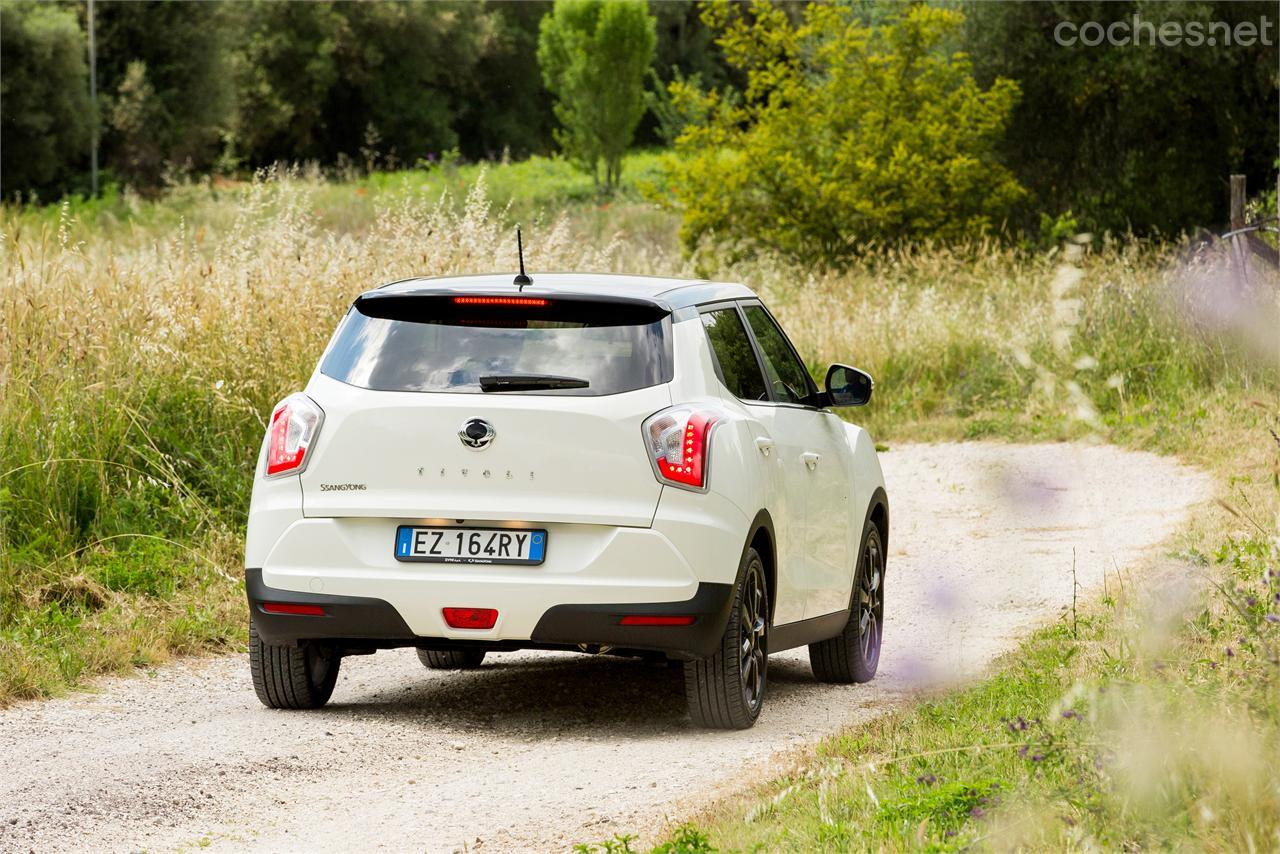 La trasera recuerda, por la posición de los pilotos, la generosa superficie de chapa y el nombre del modelo bien visible, a la del Mini Countryman.