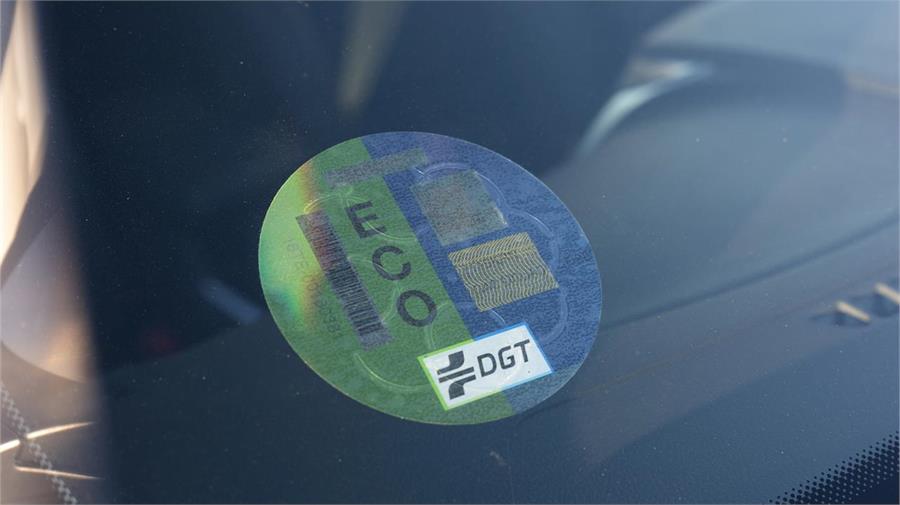 La etiqueta ECO de la DGT es una de las ventajas de los coches de GLP, que, cuando usan este combustible, contaminan menos que los de gasolina.