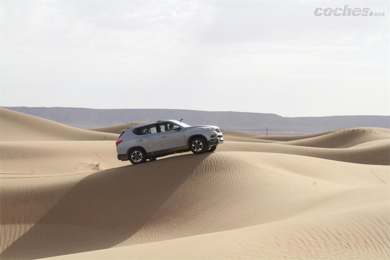 En arena, con los neumáticos deshinchados, el Rexton saca un muy buen partido del par del motor y del buen hacer del cambio automático.