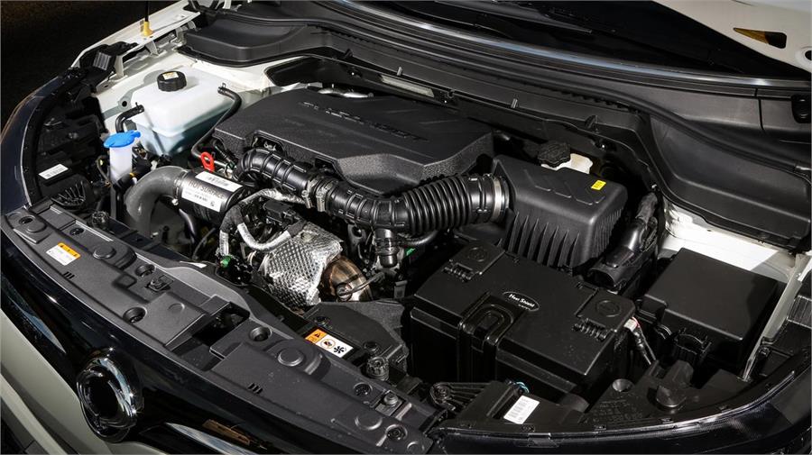 Este motor de 1.2 litros desarrolla una potencia de 128 CV y 230 Nm de par. Sólo puede asociarse al cambio manual de 6 relaciones y tiene un consumo medio de 6,7 l/100 km (WLTP).