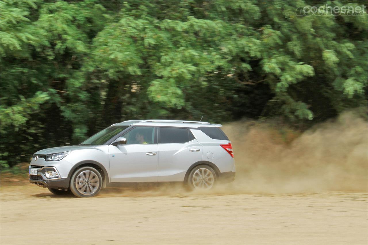 No será el mejor compañero a la hora de hacer off-road. La tracción 4x2 lo limita bastante y el largo voladizo trasero empeora el ángulo de salida.