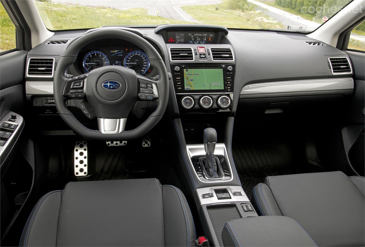 Interior 100% Subaru con una pantalla superior para diferentes menesteres y la del navegador situada algo baja. Pedales, volante y asientos son de corte deportivo.