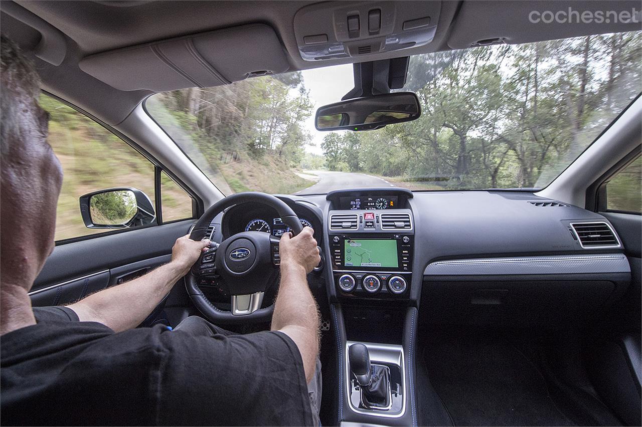 La posición de conducción es algo elevada, y hay buena visibilidad hacia todo el entorno. El salpicadero es calcado al del STI.