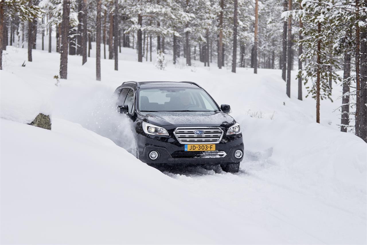 El Subaru Outback no es un todoterreno para grandes complicaciones, pero su altura libre y relativamente cortos voladizos permite alguna aventura. 