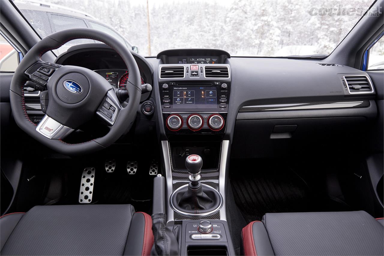 El interior del WRX tiene un aspecto bastante deportivo. Su cambio manual no es tan suave como el Lineartronic de tipo CVT, pero sí que es mucho más directo y efectivo. 