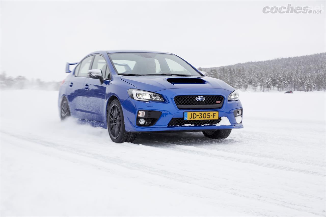 La conducción sobre nieve con un WRX STI requiere estar a la altura del carácter del coche. Con unos buenos neumáticos, se puede dar gas sin apenas compasión, con mucha seguridad. 