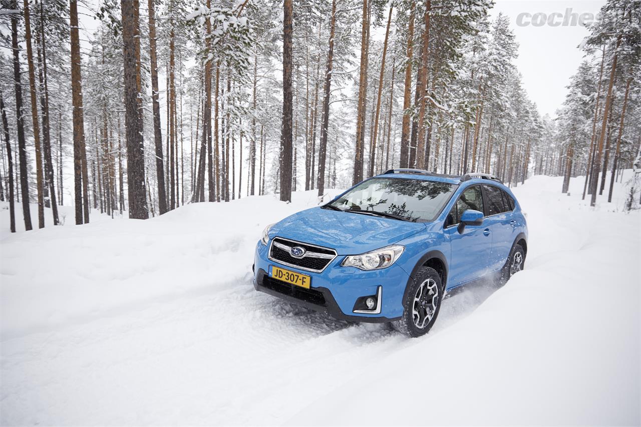 El Subaru XV ha recibido recientemente un restyling estético, pero sus aptitudes como todocamino se mantienen. En la nieve se confirma como un coche muy seguro. 