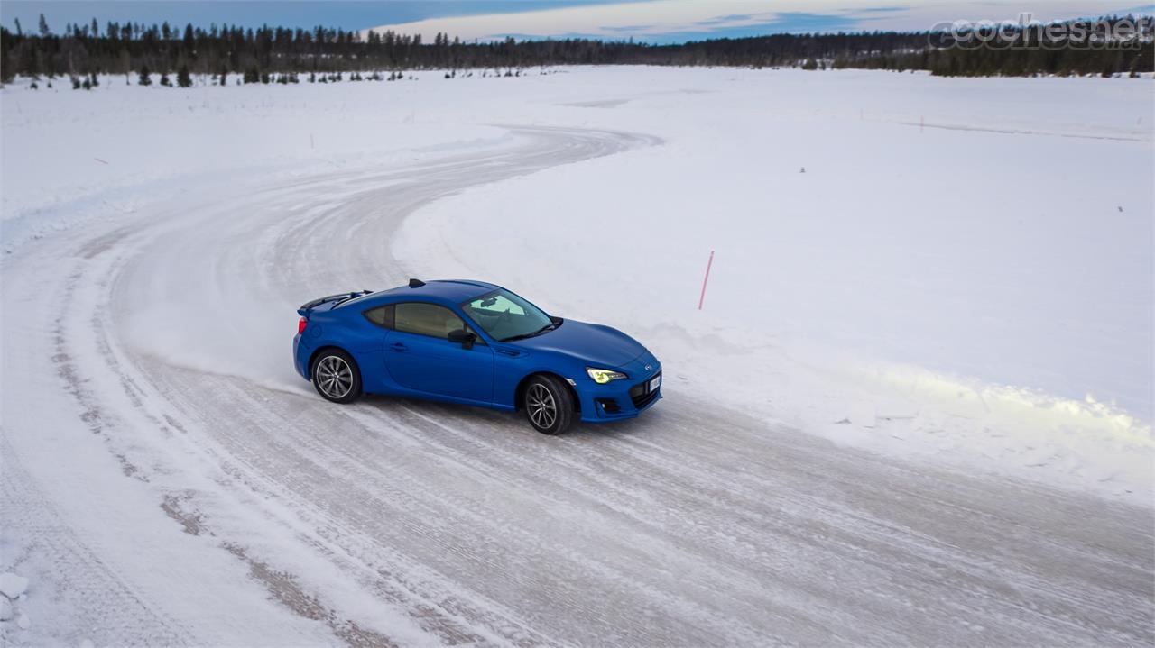 Sobre hielo y pese a los neumáticos Nokian, conducir el BRZ es muy divertido. Si se lleva el motor alto de vueltas, su rendimiento es sensacional.