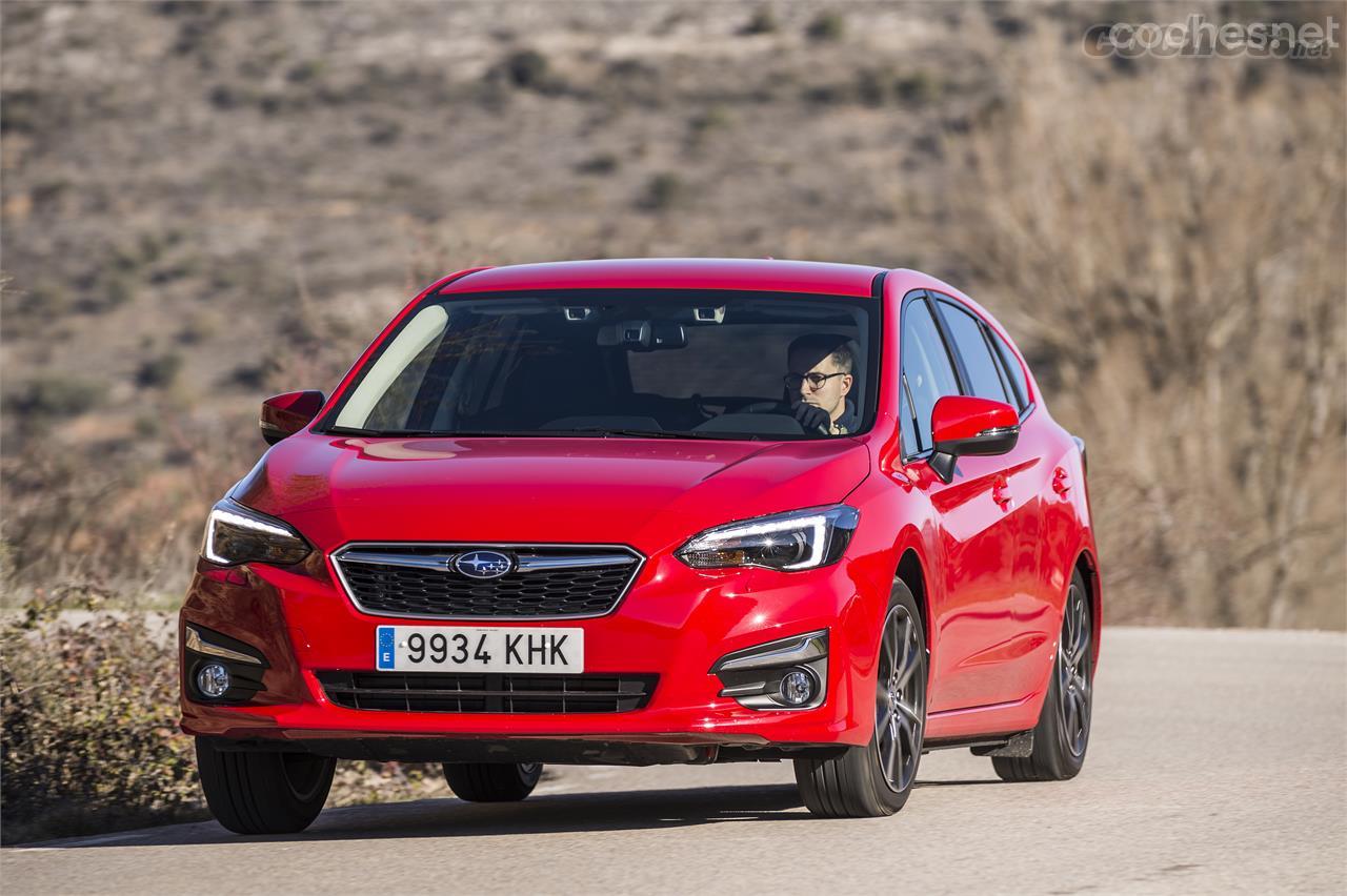 El comportamiento dinámico del coche es sobresaliente gracias a la rigidez del bastidor, la tracción a las cuatro ruedas y el sistema de vectorización del par.