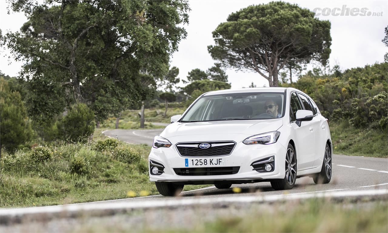 En carretera es un coche muy noble y con un comportamiento neutro. Es fácil de conducir y sólo desentona el ruido que hace el motor cuando se acelera producto del cambio CVT.