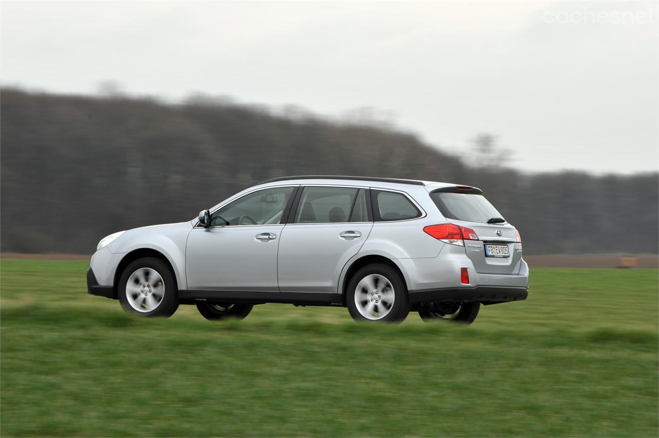 La silueta Station Wagon del Outback lo convierte en un excelente coche familiar con pequeñas aptitudes off-road. 